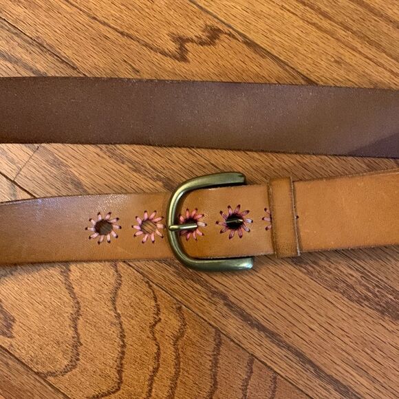 Gap size medium genuine leather belt. The color is tan - Picture 2 of 7